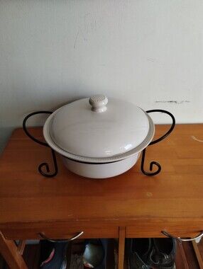 Certifed International Serving Round Bowl With Lid And Metal Support